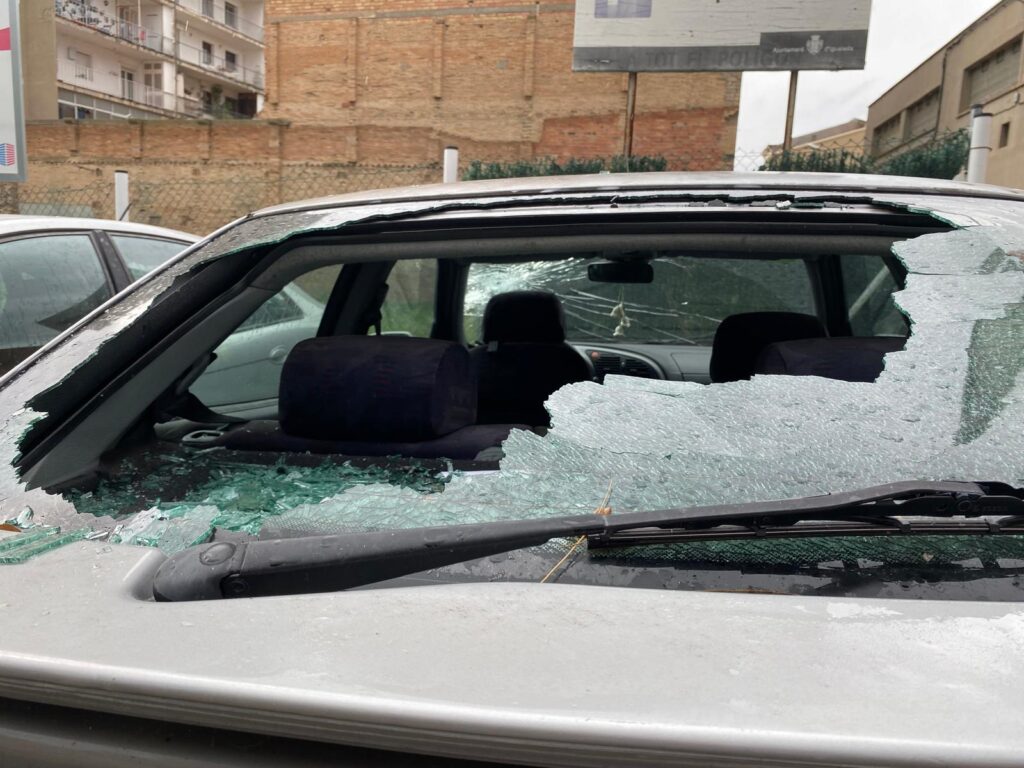 Fan destrosses en desenes de vehicles a Igualada