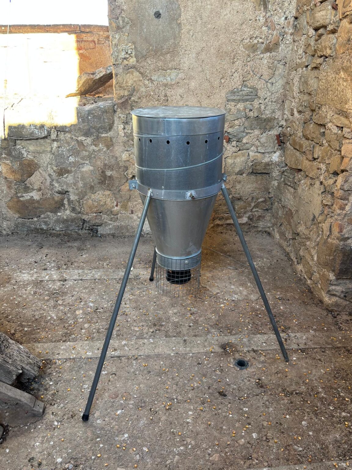 L’Ajuntament de la Llacuna instal·la una menjadora al campanar per controlar la reproducció dels coloms