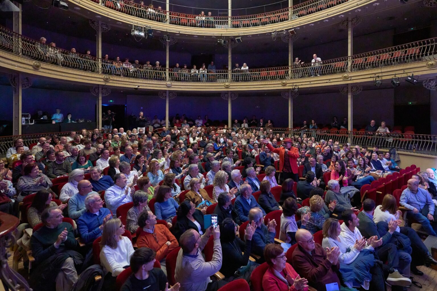 José Corbacho omple l’Ateneu en l’espectacle benèfic del Rotary Club Igualada