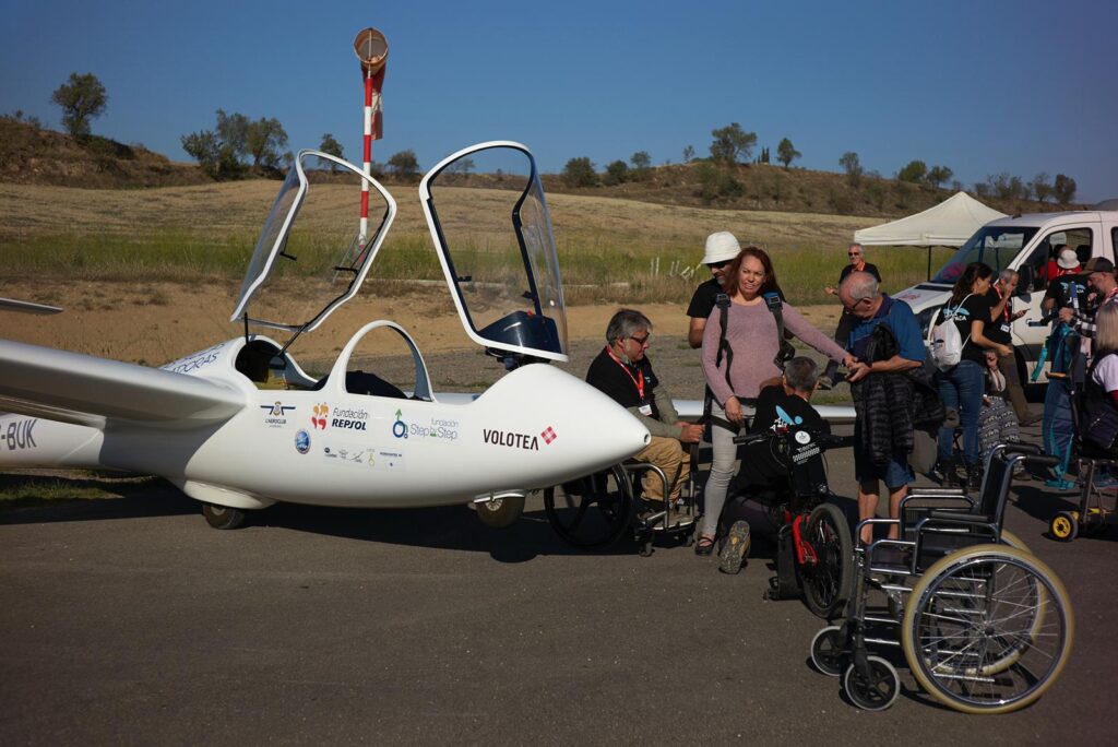 Un centenar de persones amb discapacitat vola en la segona jornada d’aviació adaptada