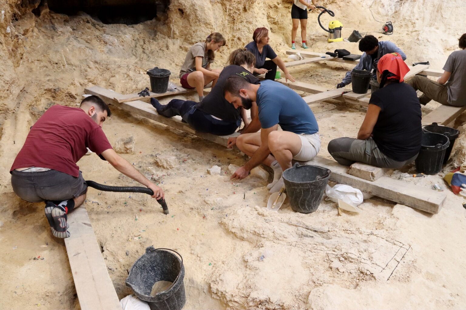 Les excavacions a l’Abric Romaní volen determinar l’origen del crani localitzat l’any passat