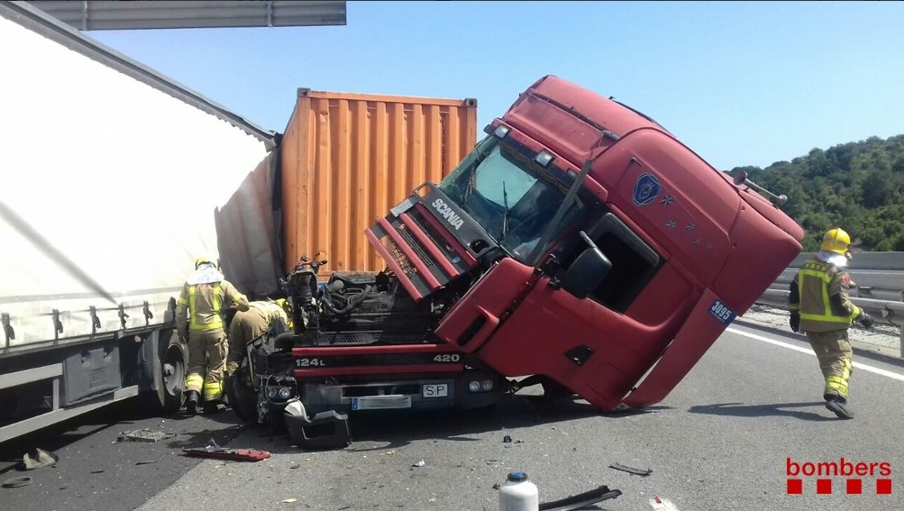 Accident entre dos camions a l’A-2, al Bruc