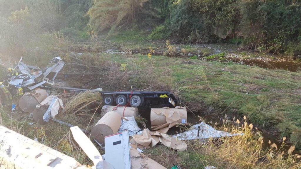 Mor el conductor d’un camió en sortir de la C-15 a Capellades i caure per un desnivell d’uns 15 metres