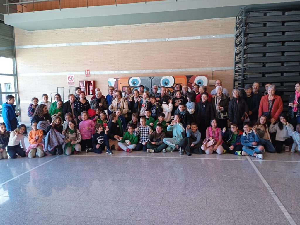 Infants i gent gran de Vilanova comparteixen una experiència entre generacions fent conserves d’olives