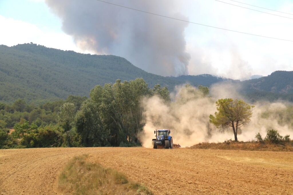 Desenes de pagesos de l’Anoia llauren els camps de cereal per mirar de frenar el foc