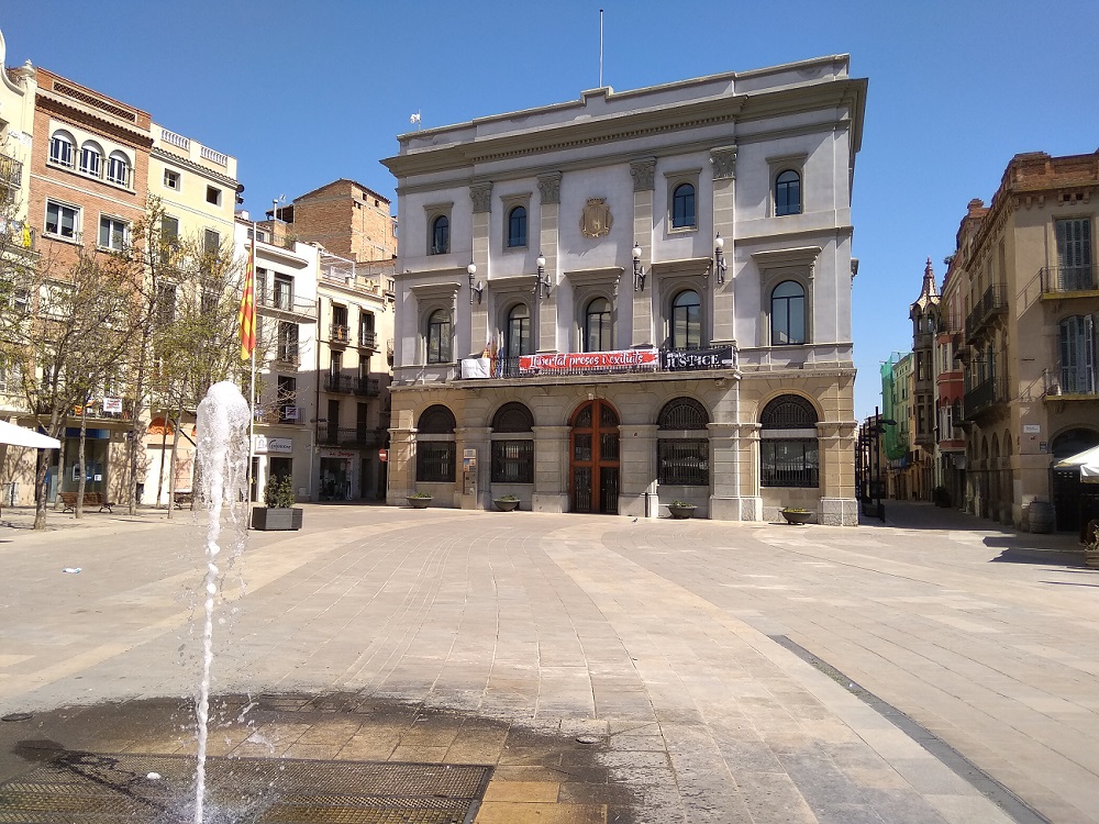 L’Ajuntament d’Igualada rep un requeriment per treure llaços i estelades que no té