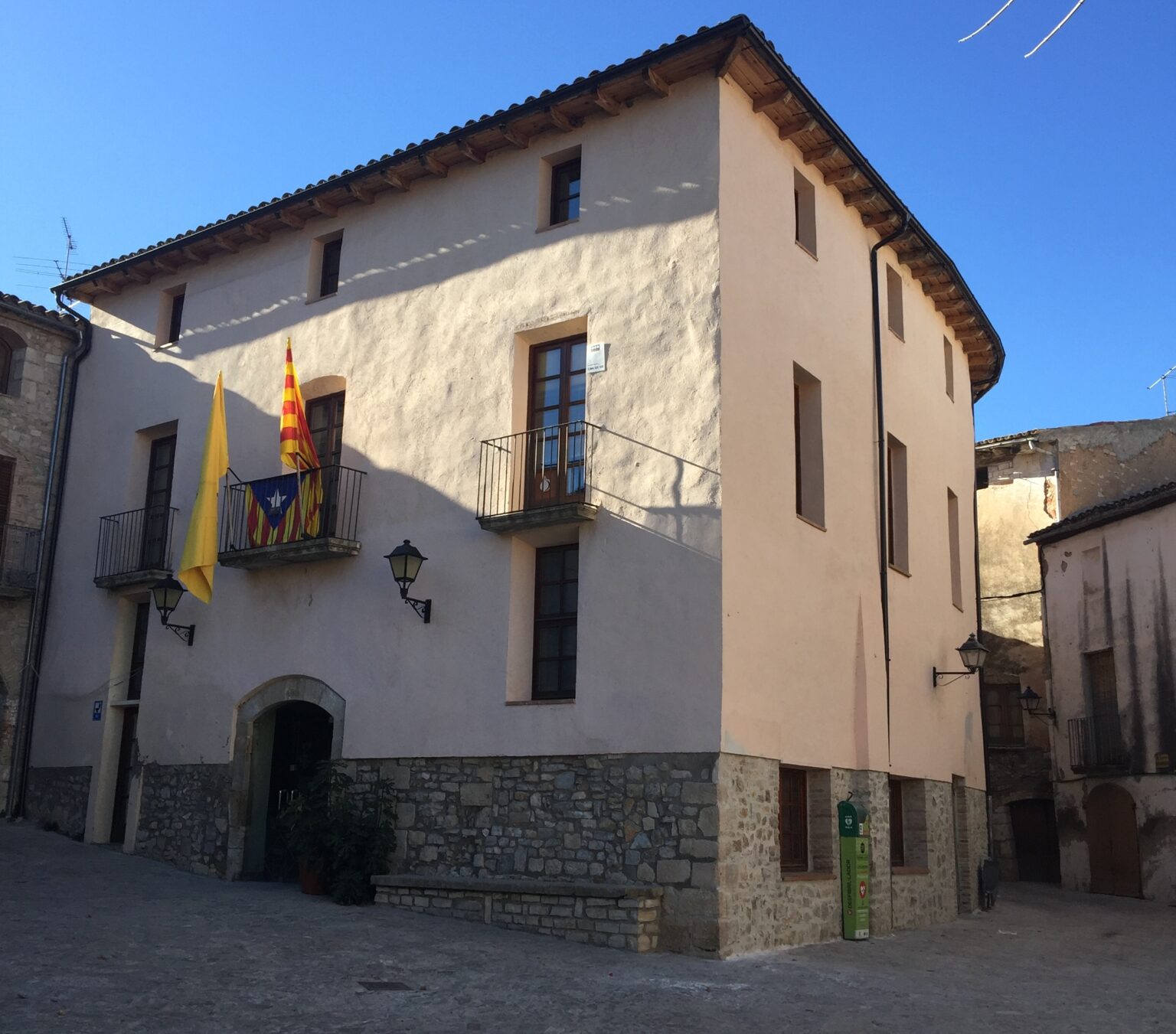 Millores a la façana de l’Ajuntament de la Llacuna