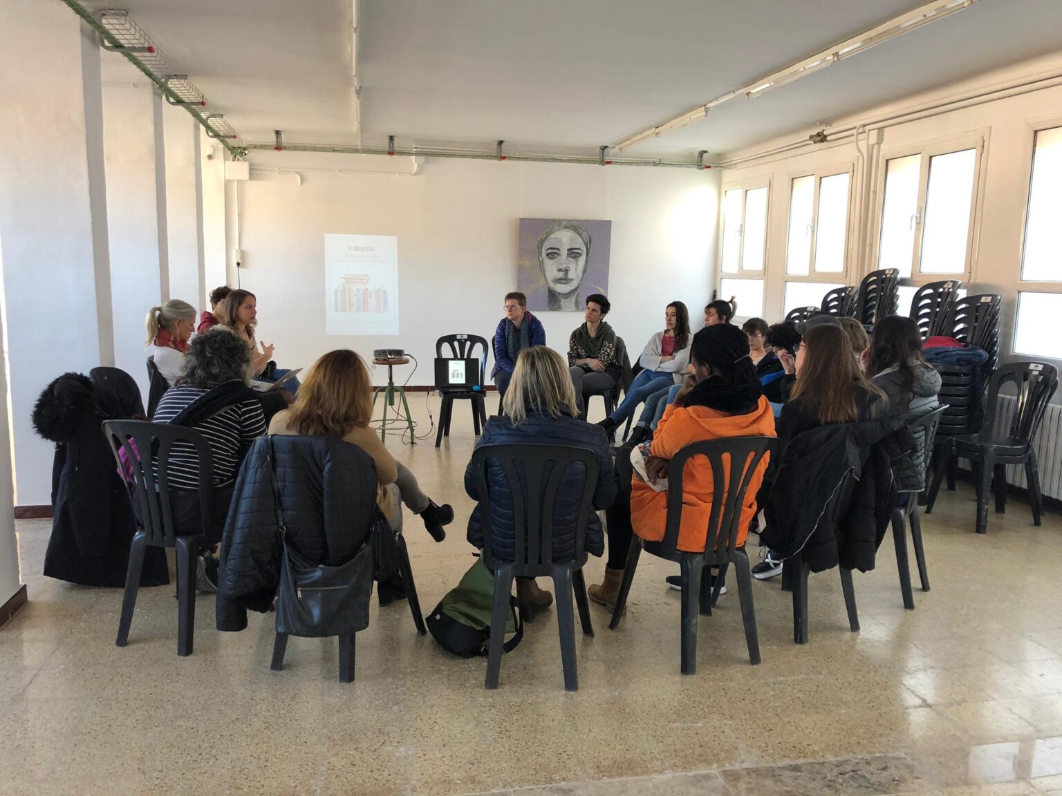 Calaf celebra la primera assemblea oberta feminista en el marc del 25N