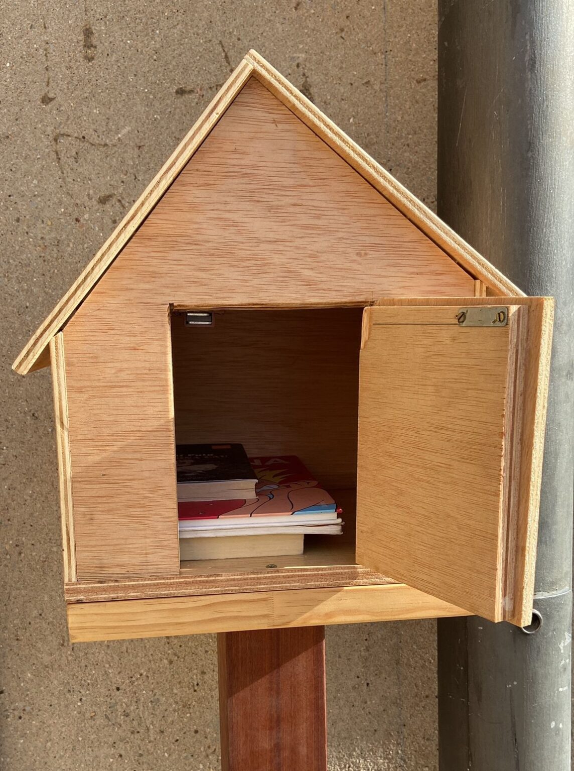 Vallbona instal·la «Biblionius» per les places del poble