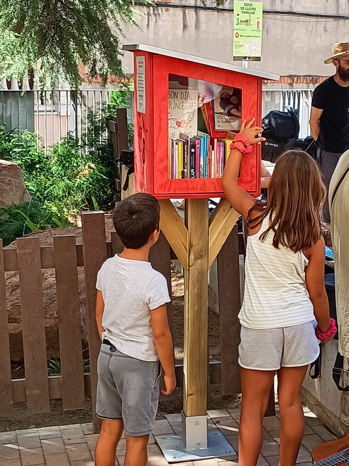 El barri de Xauxa d’Igualada estrena una Petita Biblioteca Lliure