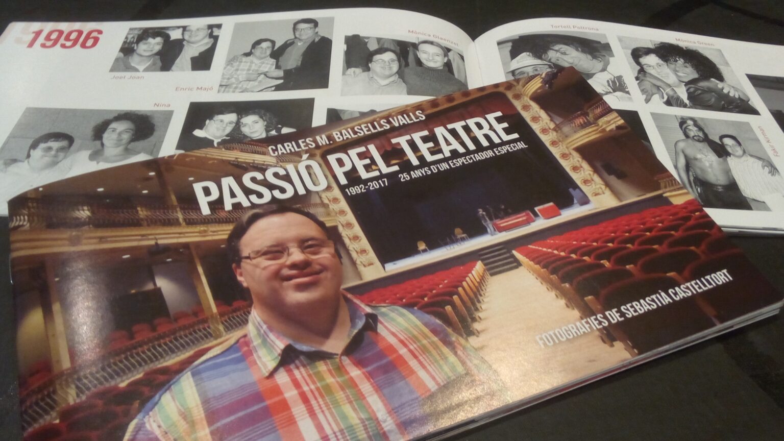 La passió pel teatre d’en Carles, en un llibret