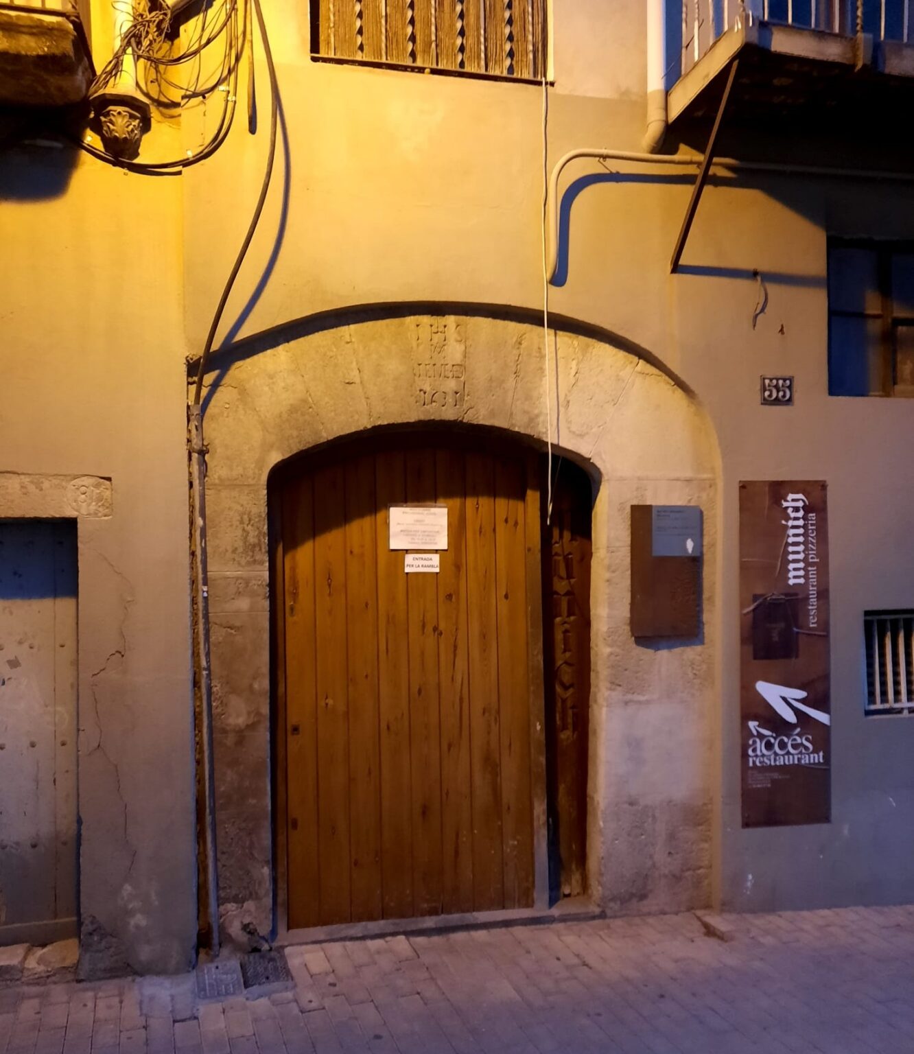 L’Ajuntament d’Igualada retira el darrer símbol franquista que quedava a la ciutat