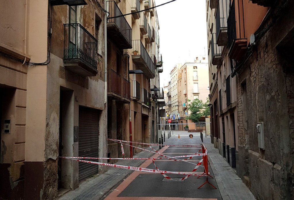 Un edifici en risc d’esfondrar-se obliga a tallar el carrer Sant Sebastià d’Igualada