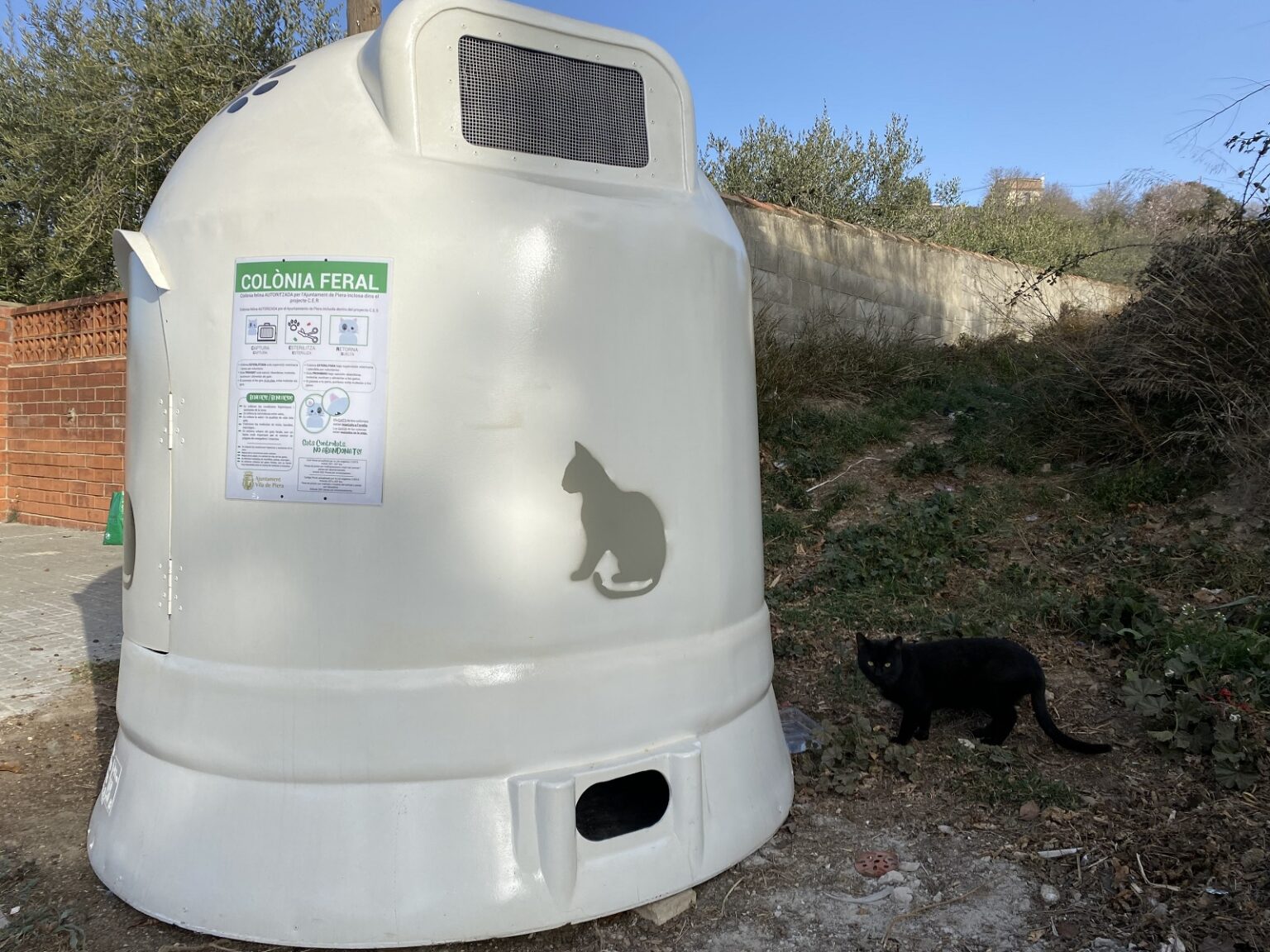 Piera comença a instal·lar ‘cat hotels’ a les colònies felines del municipi