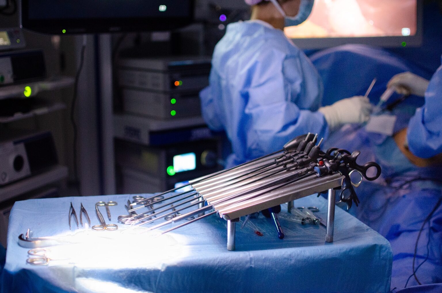 L’Hospital Universitari d’Igualada implanta una nova tècnica per extreure càlculs del conducte biliar i la vesícula en una única intervenció