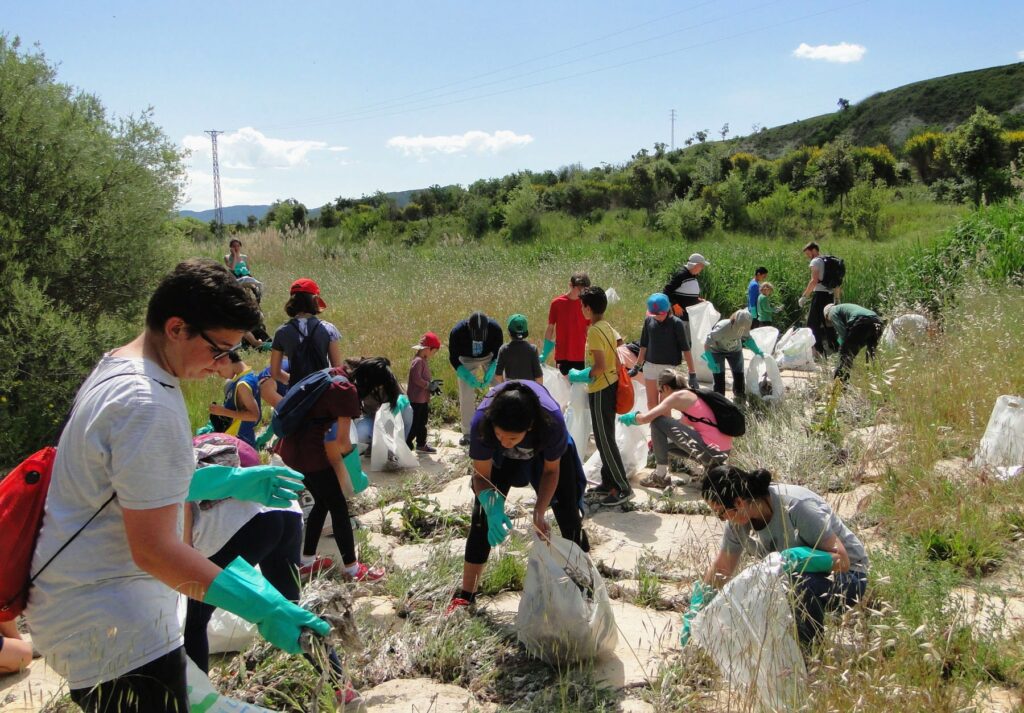 Mig centenar de voluntaris neteja el riu Anoia a Igualada i Montbui