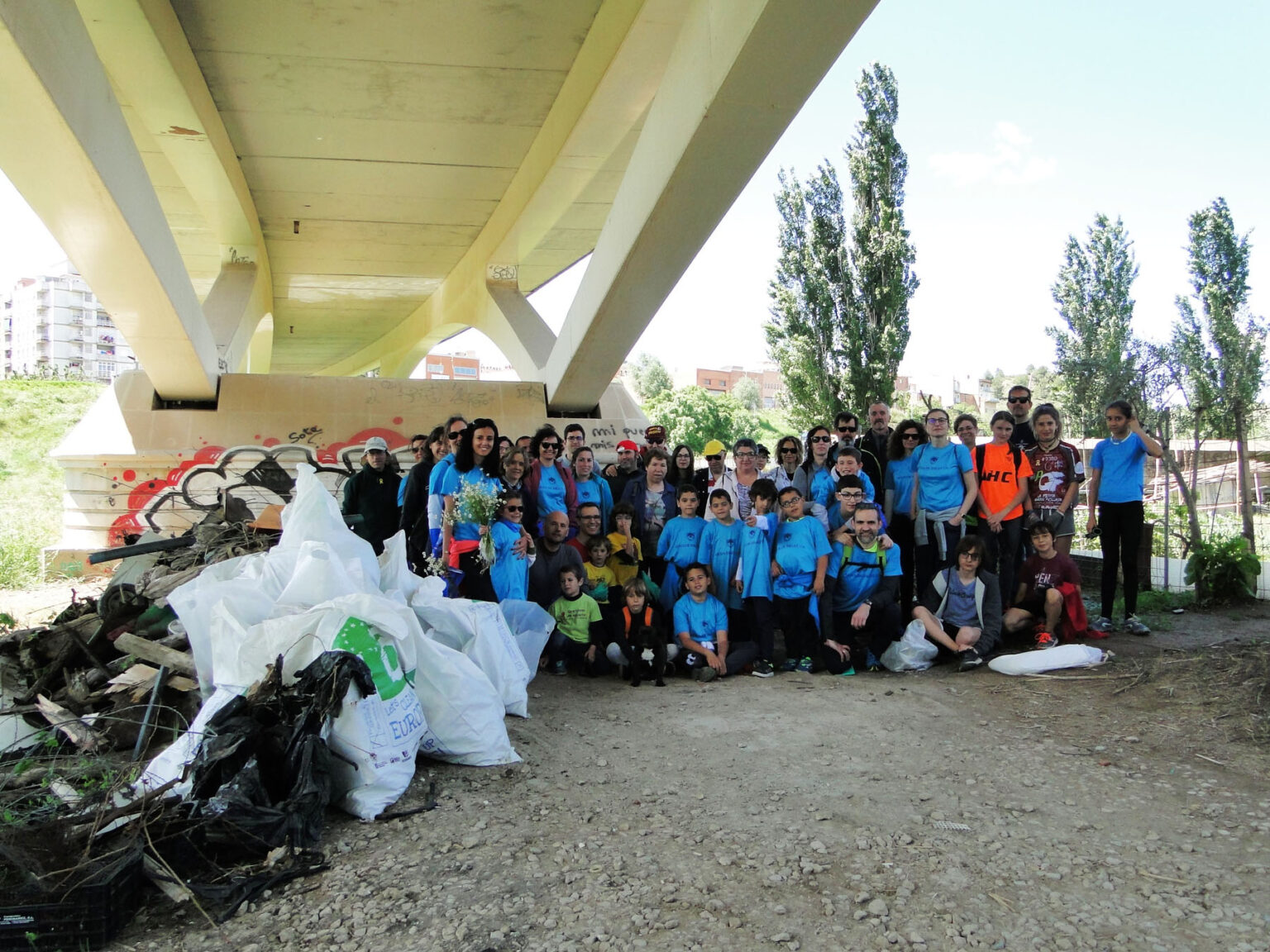 Desenes de voluntaris retiren una tona de residus de la llera del riu Anoia