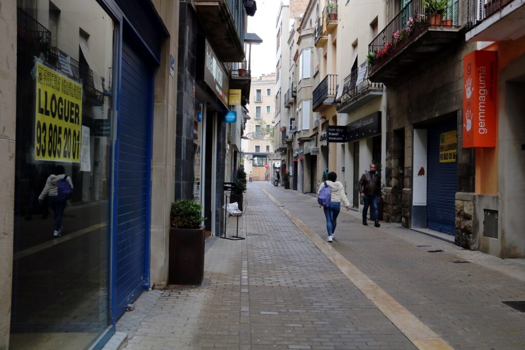 La Generalitat impulsa un pla per revitalitzar les botigues locals del centre d’Igualada i onze capitals de comarca més