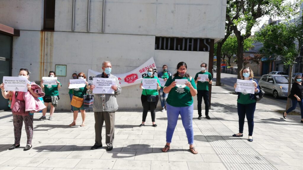 La PAH Anoia protesta davant dels jutjats per la represa dels processos de desnonament