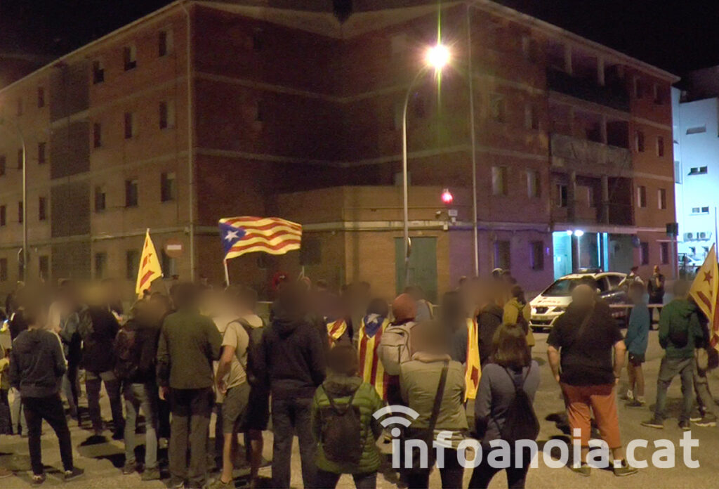 Protesta a mitjanit davant la caserna de la Guàrdia Civil d’Igualada