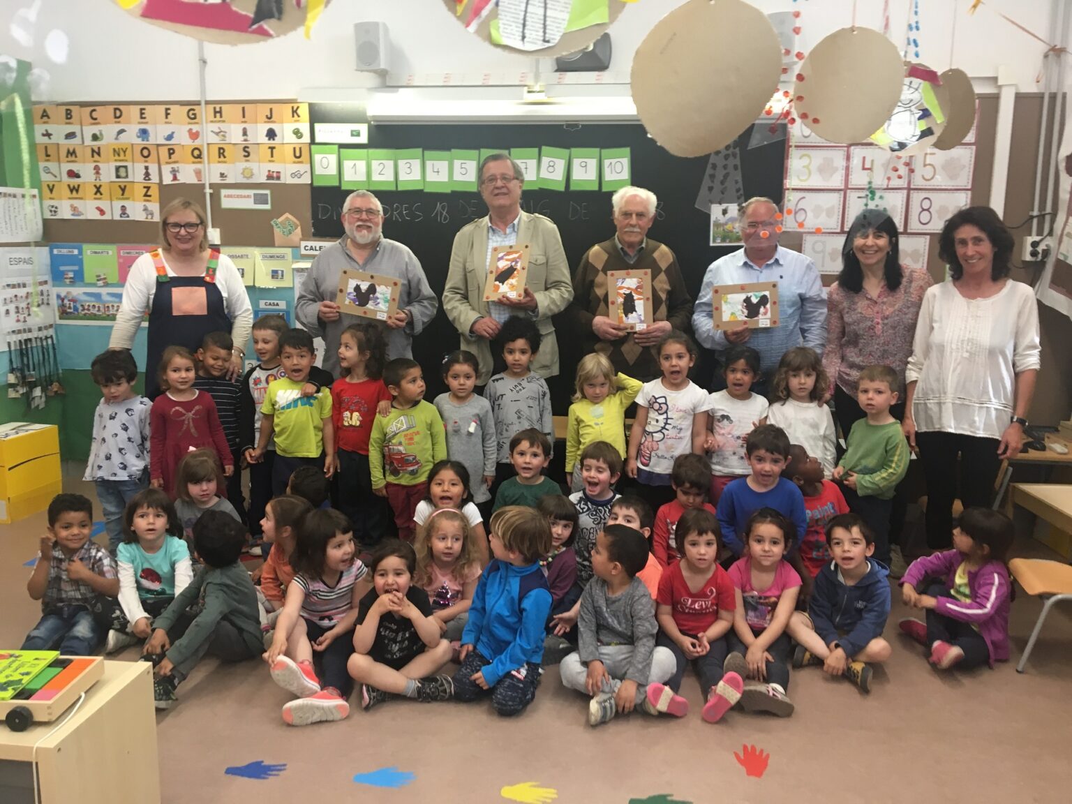 La gent gran explica contes amb valors als centres educatius l’Anoia