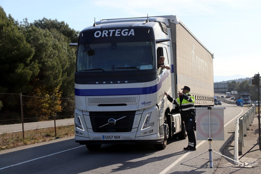 Despleguen un control de camions i furgonetes a l’A-2 davant l’augment de trànsit previ a les festes de Nadal