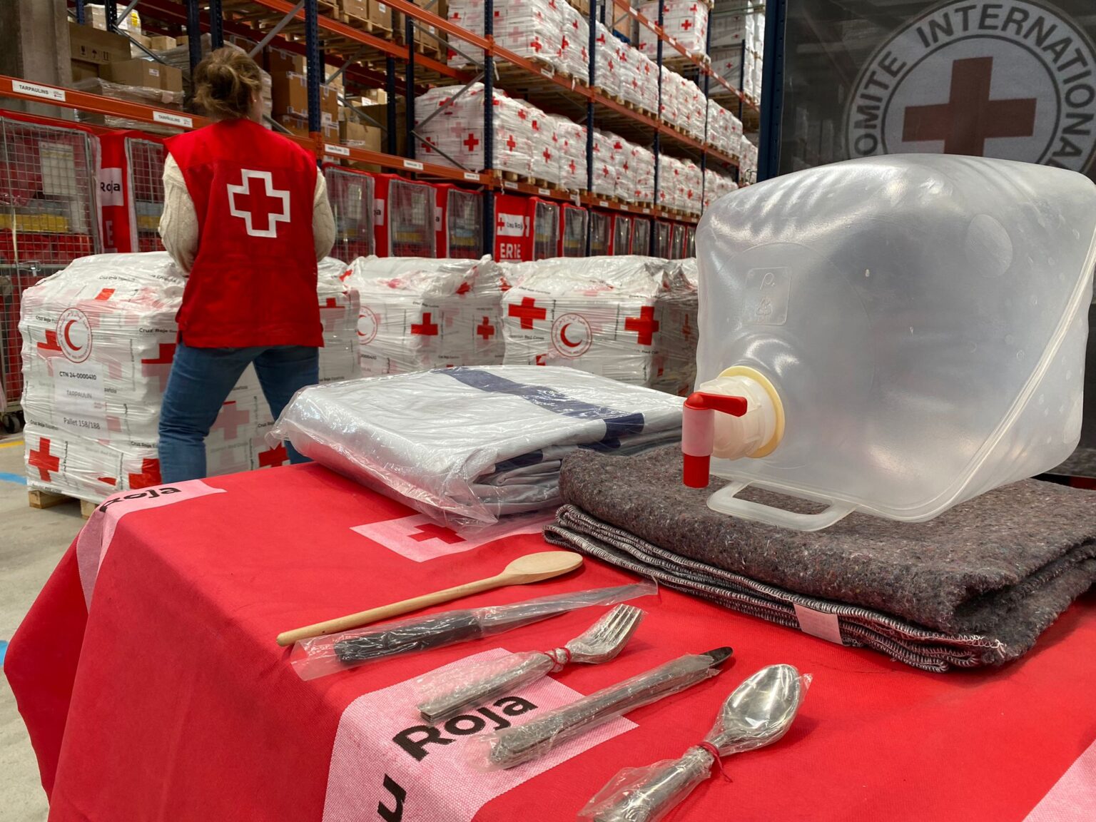 Creu Roja envia 11,4 tones d’ajut humanitari a Gaza des del centre logístic de Sant Martí de Tous