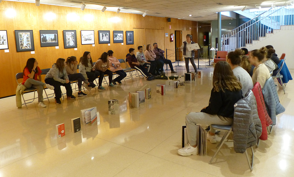 Alumnes de secundària debaten sobre els conflictes armats a la Biblioteca d’Igualada