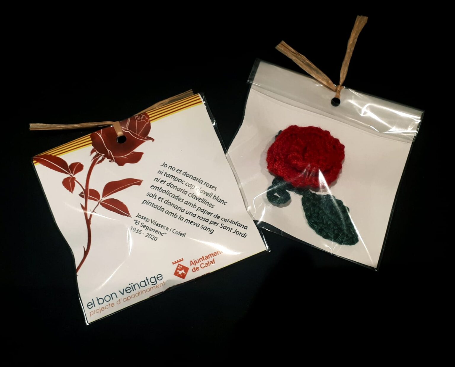 ‘El bon veïnatge’ de Calaf regala poemes i roses de ganxet per Sant Jordi