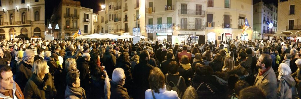 La Plaça de l’Ajuntament d’Igualada s’omple per reclamar la llibertat dels ‘Jordis’ dos mesos després del seu empresonament