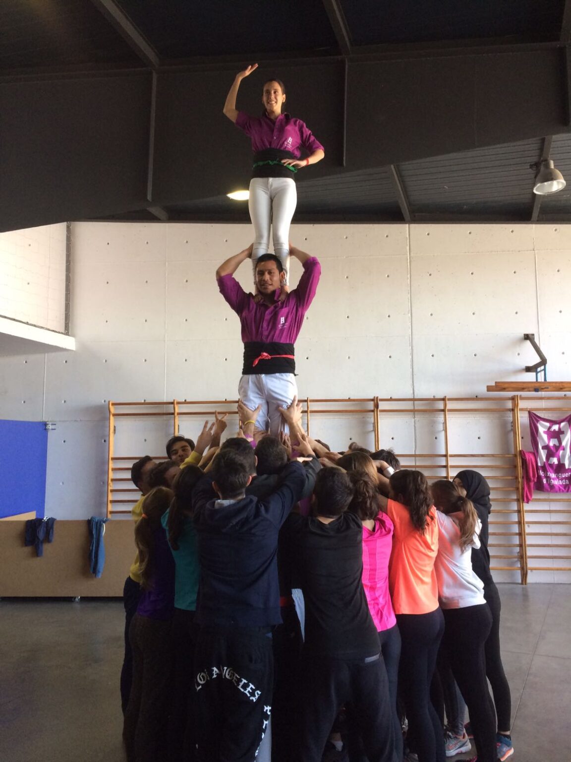 Els Moixiganguers d’Igualada apropen els castells als instituts