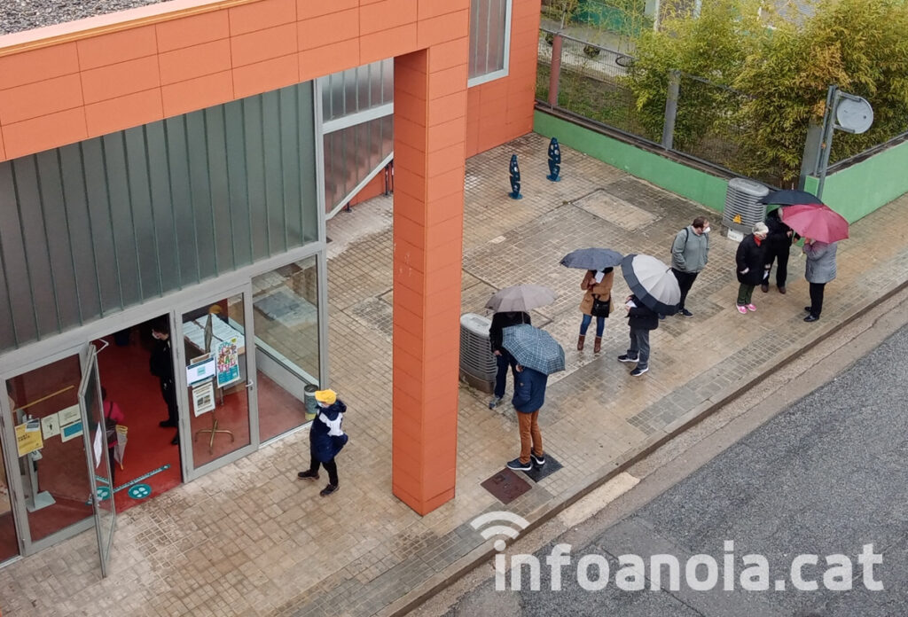 L’Ajuntament de Vilanova del Camí distribueix mantes entre els membres de les meses electorals