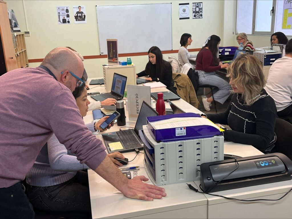 Una empresa simulada permet a Igualada l’aprenentatge de gestió administrativa en un entorn real