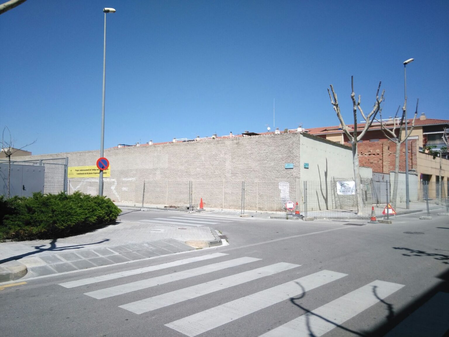 Comença l’enderroc de les antigues naus de Can Papasseit