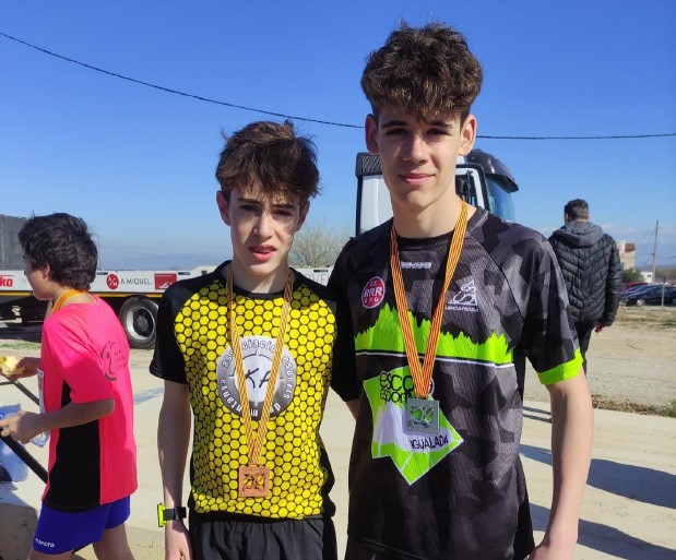 Els anoiencs Eric Torres i Pol Mena, al podi de la Final Nacional de Cros dels Jocs Esportius Escolars