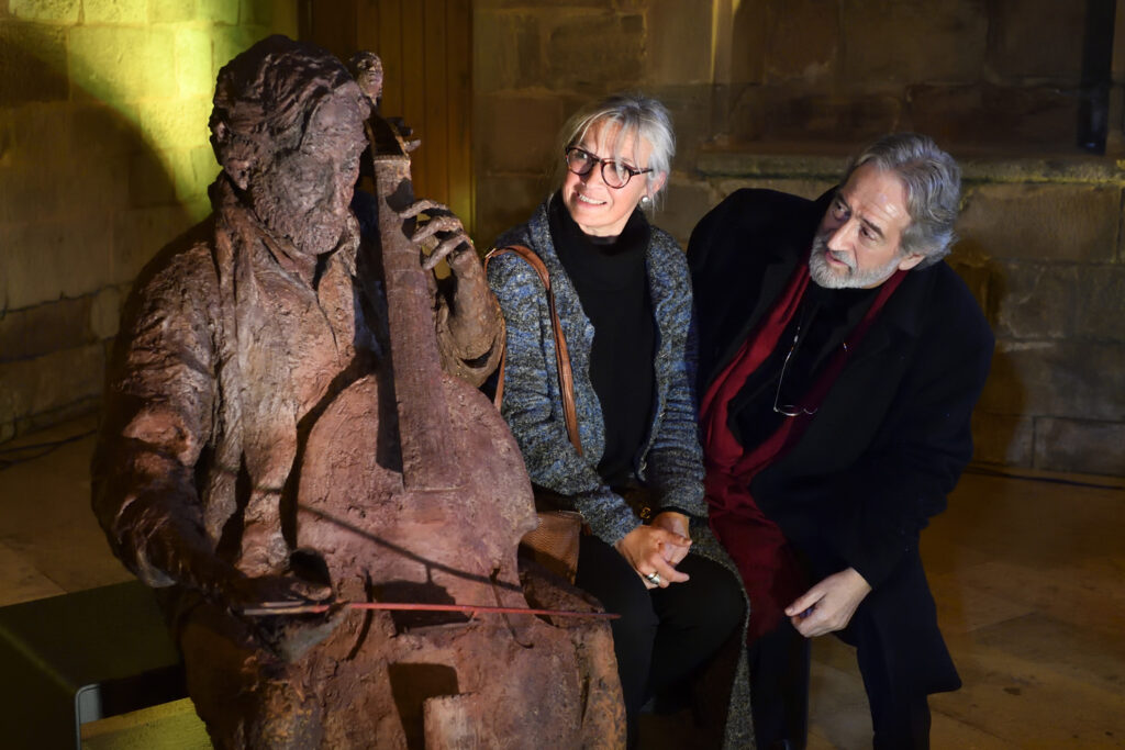 Igualada dedica una escultura al músic Jordi Savall