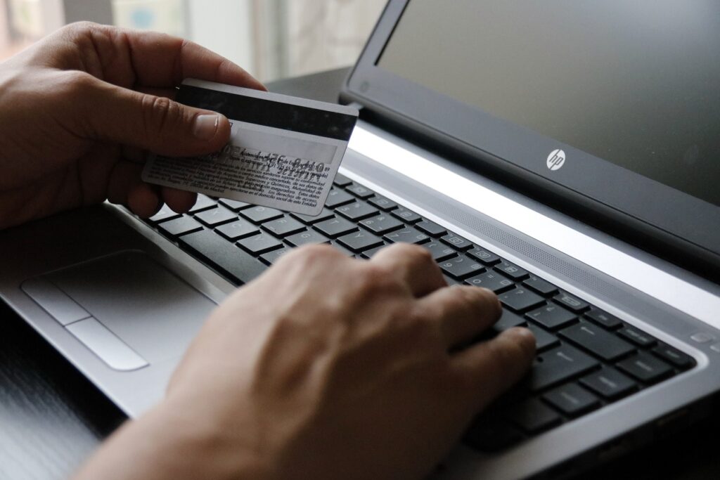 Els Mossos demanen precaució davant l’augment de les estafes per internet