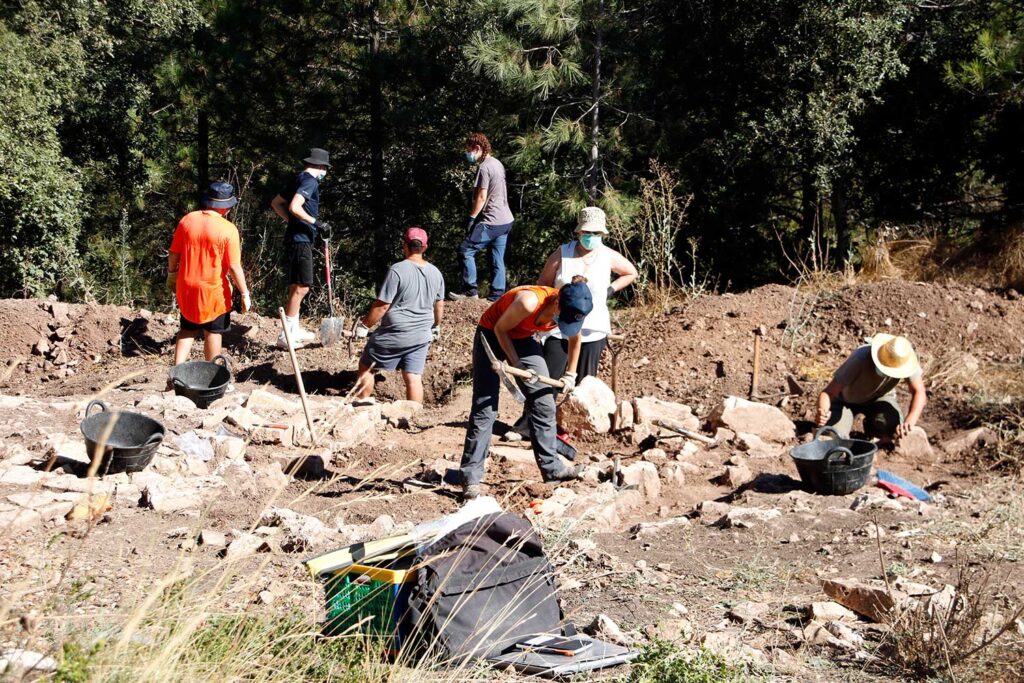 La ciutadania protagonitza les excavacions d’enguany al Castellar de La Llacuna