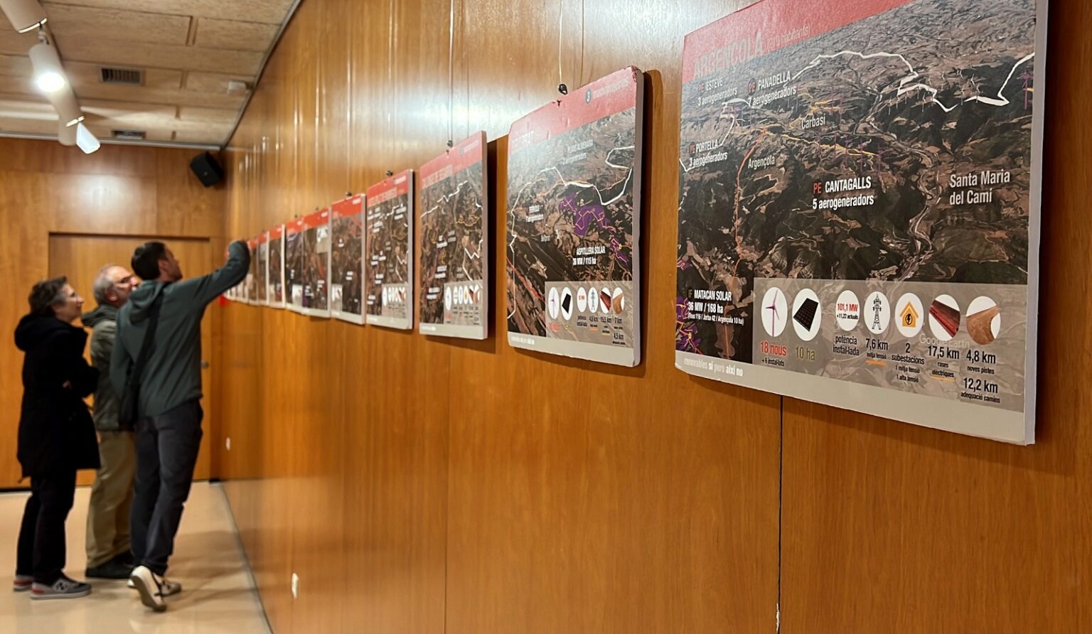 Una exposició reuneix tots els macroprojectes de renovables a l’Anoia