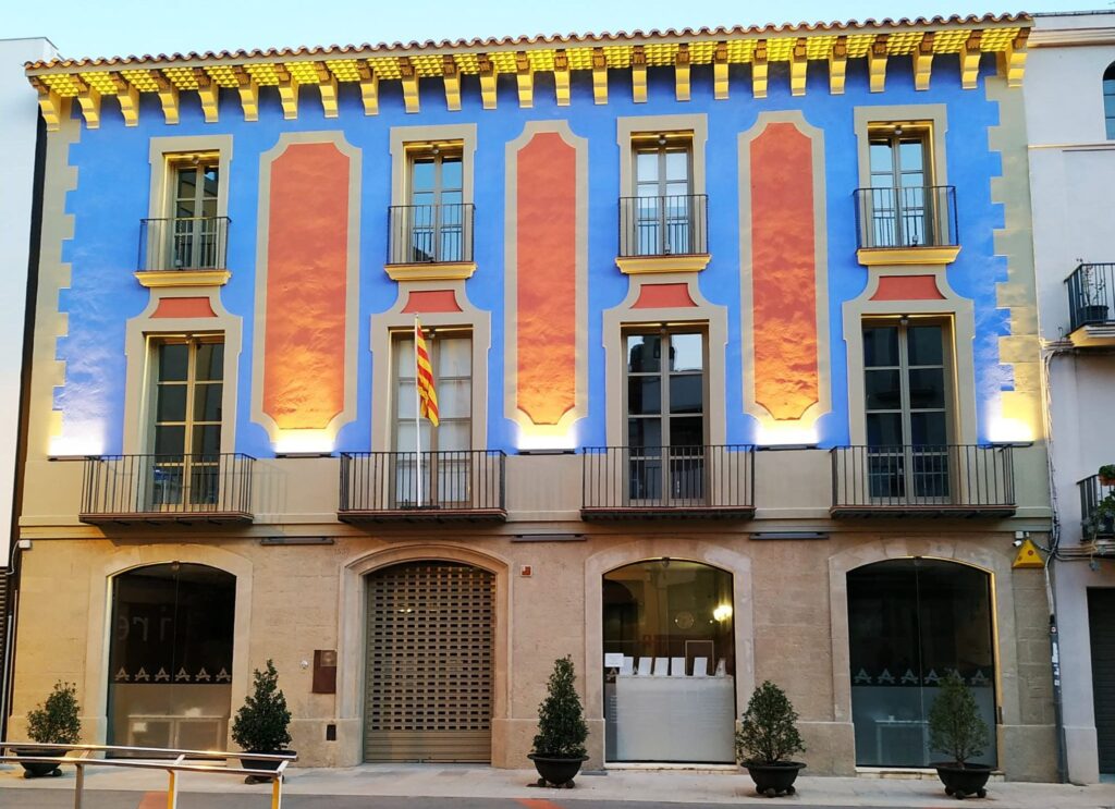 El Consell Comarcal de l’Anoia enllesteix la reforma de la seva façana amb nova il·luminació