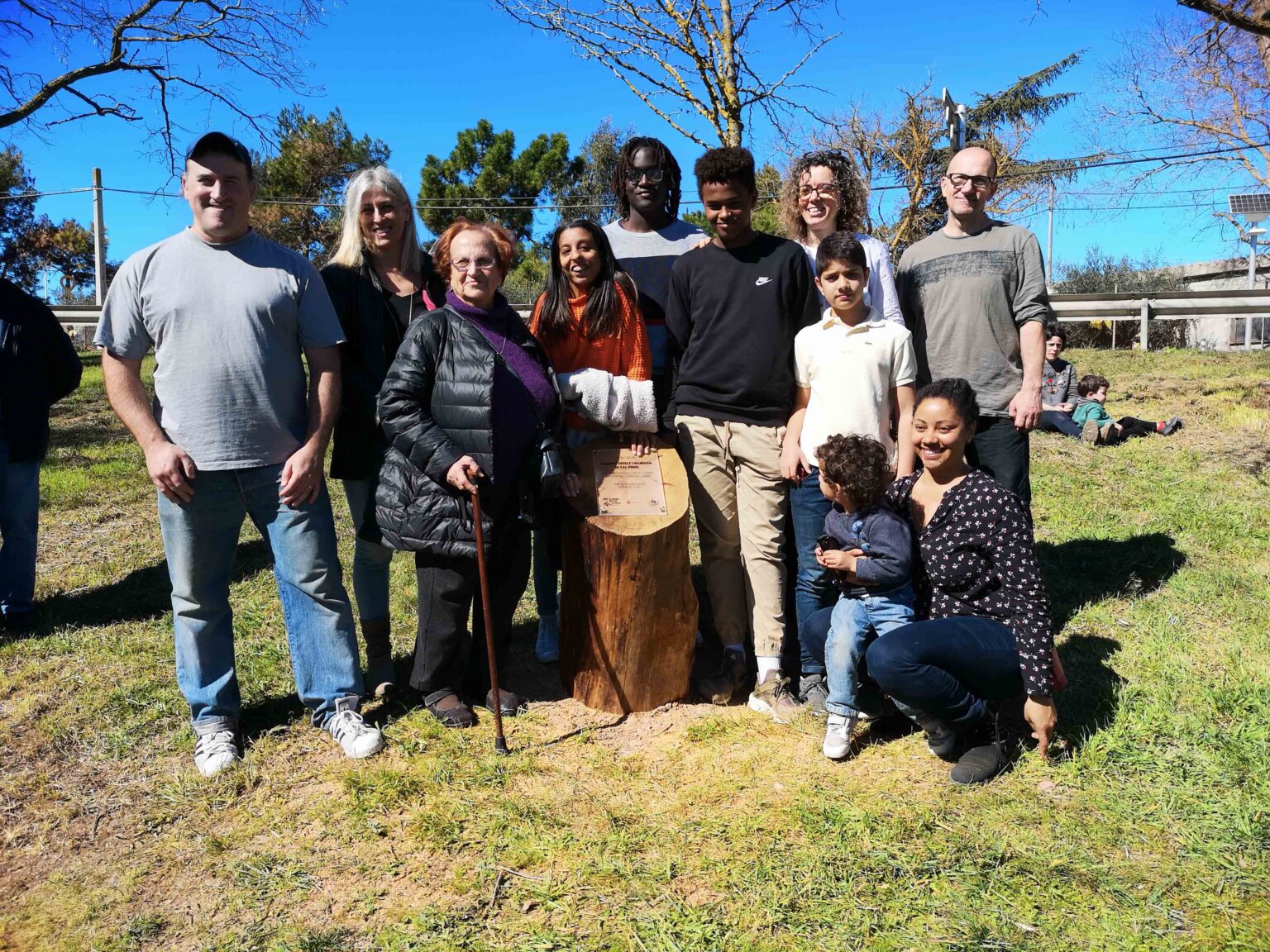 Famílies de Sant Martí de Sesgueioles planten el seu arbre a la Festa de l’Arbre