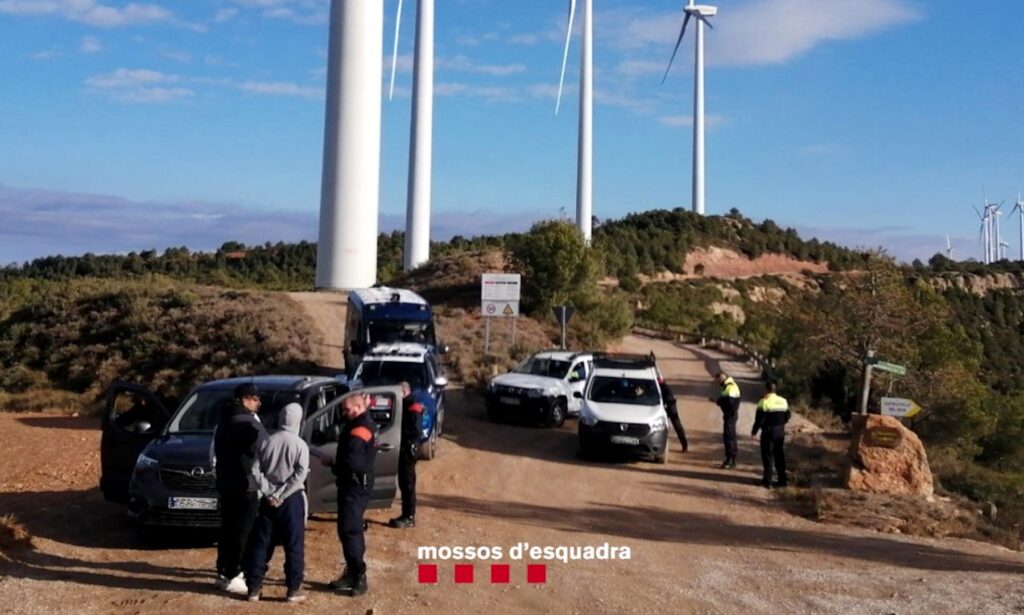 Més de 400 persones participen en una festa il·legal a Rubió
