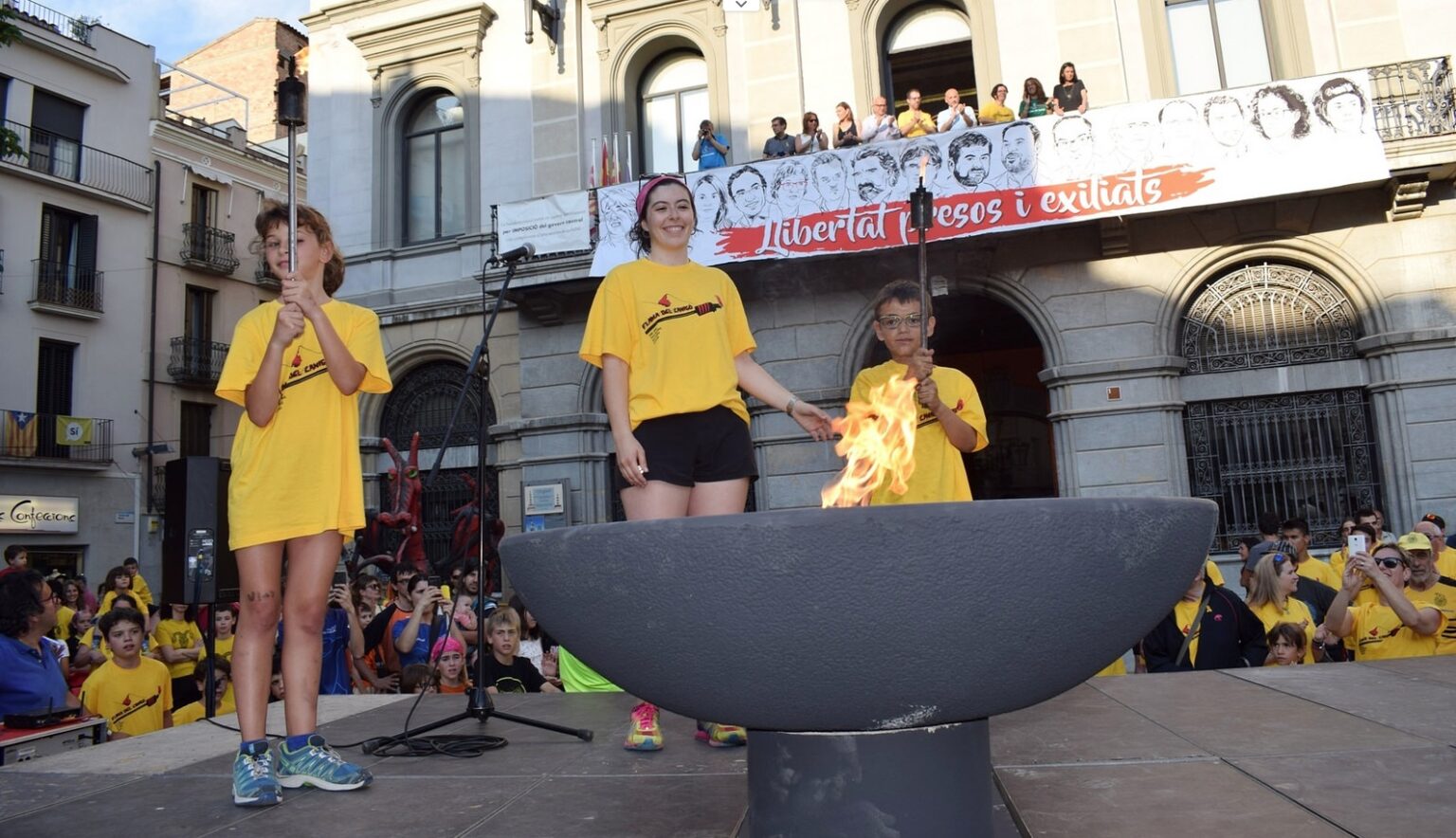 Desenes de corredors porten la Flama del Canigó a Igualada
