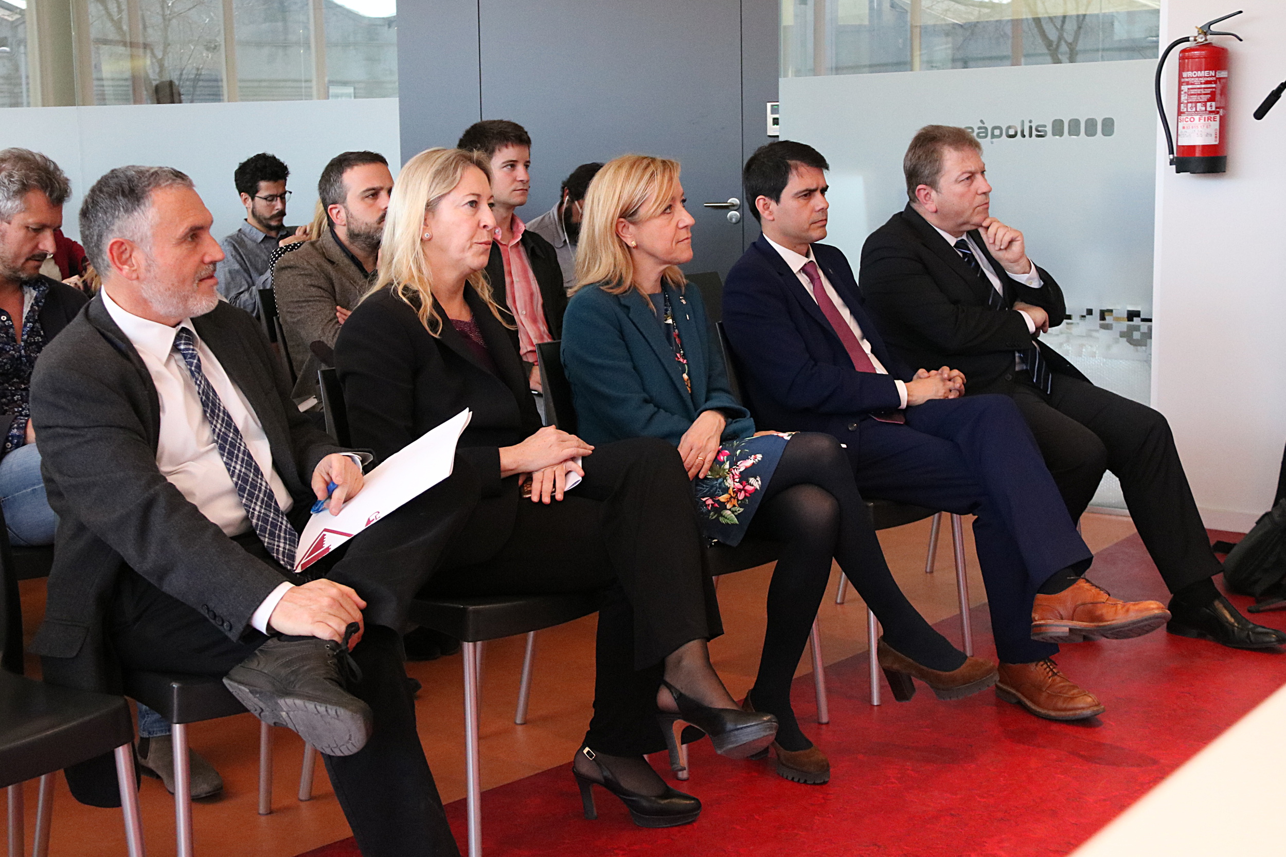 La consellera Neus Munt&eacute;, asseguda al costat dels alcaldes Neus Lloveras (Vilanova), Pere Regull (Vilafranca) i Marc Castells (Igualada), i del president de l'ADEPG, Isidre Also. ACN.