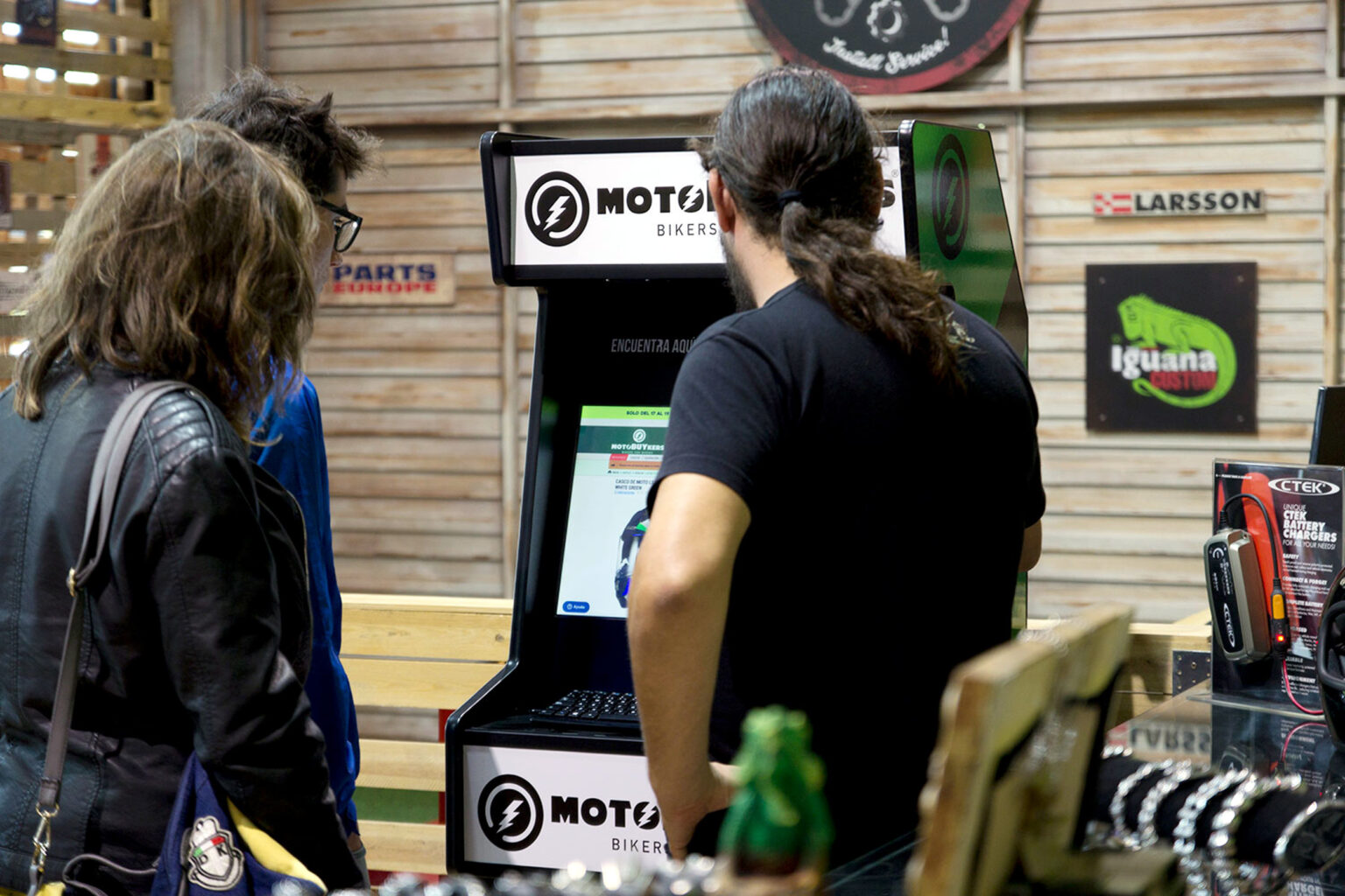 La botiga online igualadina Motobuykers.com fa el salt a les botigues físiques