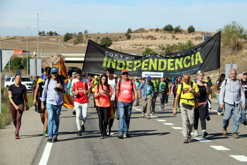 Milers de persones reprenen la Marxa per la Llibertat des de La Panadella cap a Igualada