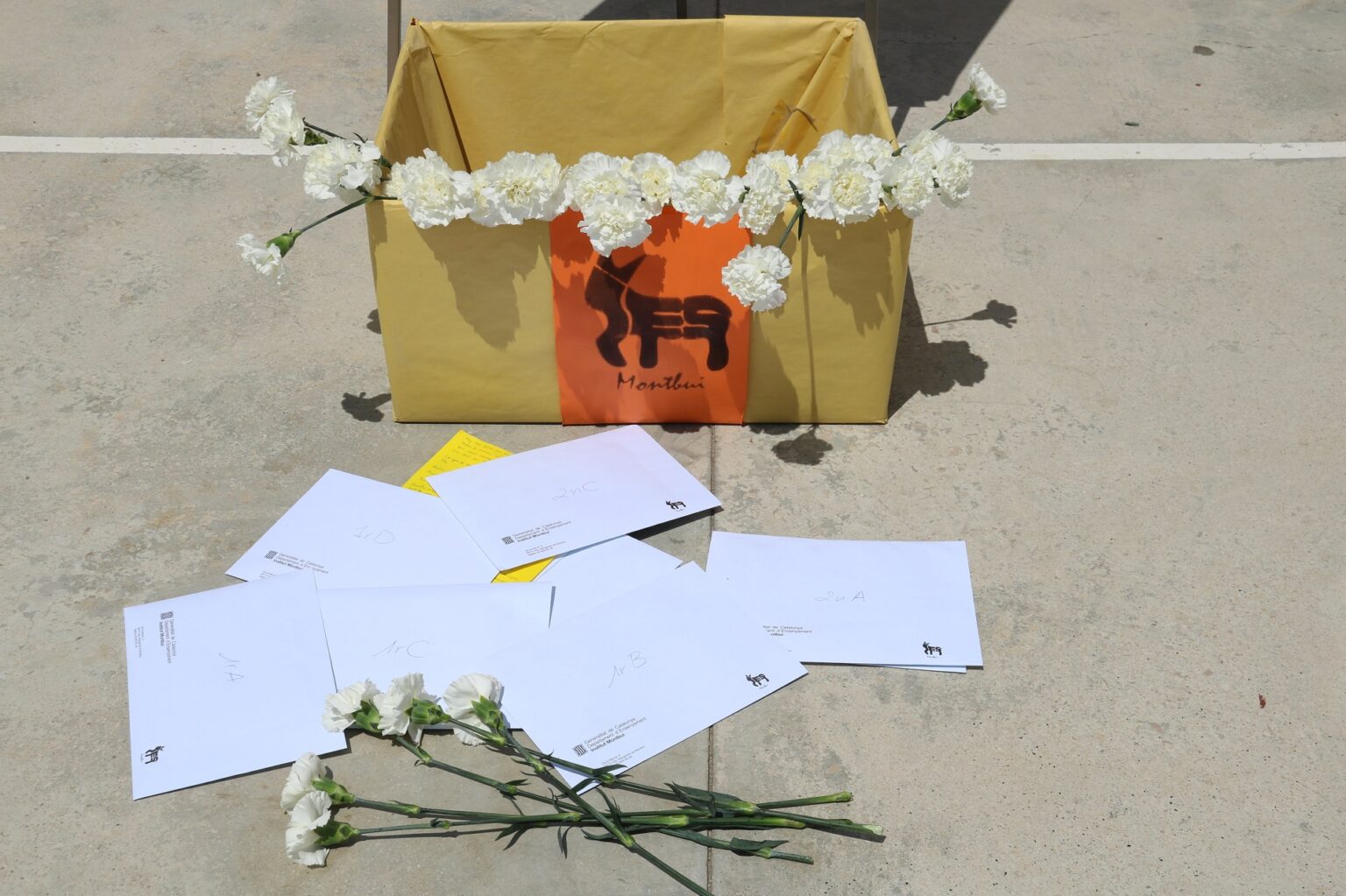 Alumnes i professors de l’Institut de Montbui homenatgen el menor mort