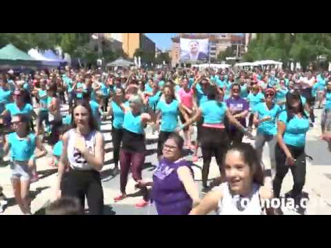 Multitudinària classe solidària de zumba a Igualada