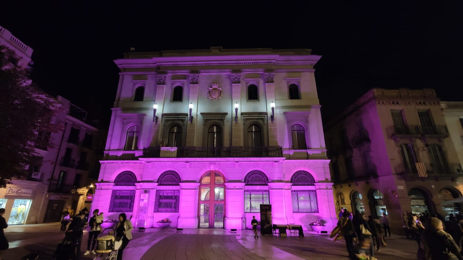 Igualada es vesteix de rosa per presentar el calendari ‘Fortes i valentes’