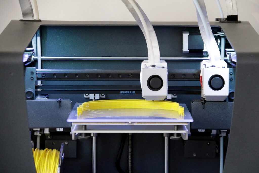 Professionals d’Igualada s’uneixen per crear material sanitari